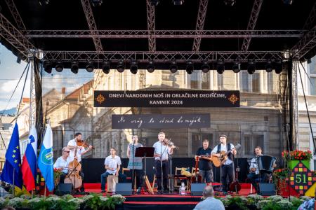 Veselo razpoloženje tudi na drugi festivalski dan Dnevov narodnih noš in oblačilne dediščine v Kamniku (28)